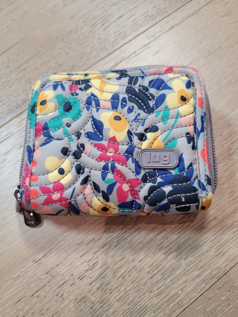 EUC lug Wallet Splitz RFID Security Grey/Floral Zip Bi Fold Women's Wallet